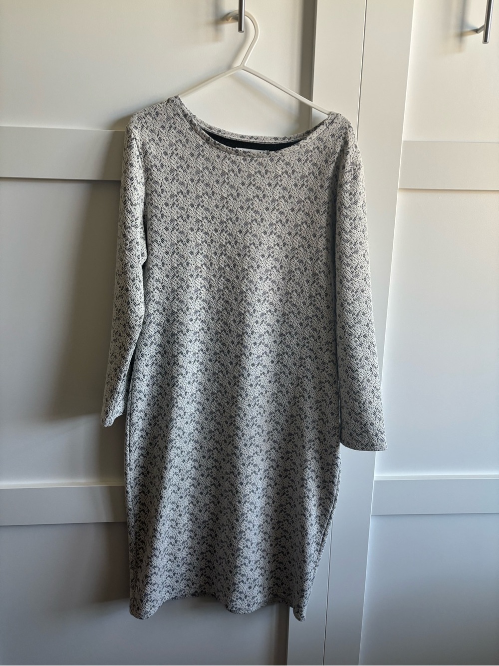 Women's Long Sleeve Knit Dress in Light Gray Pattern